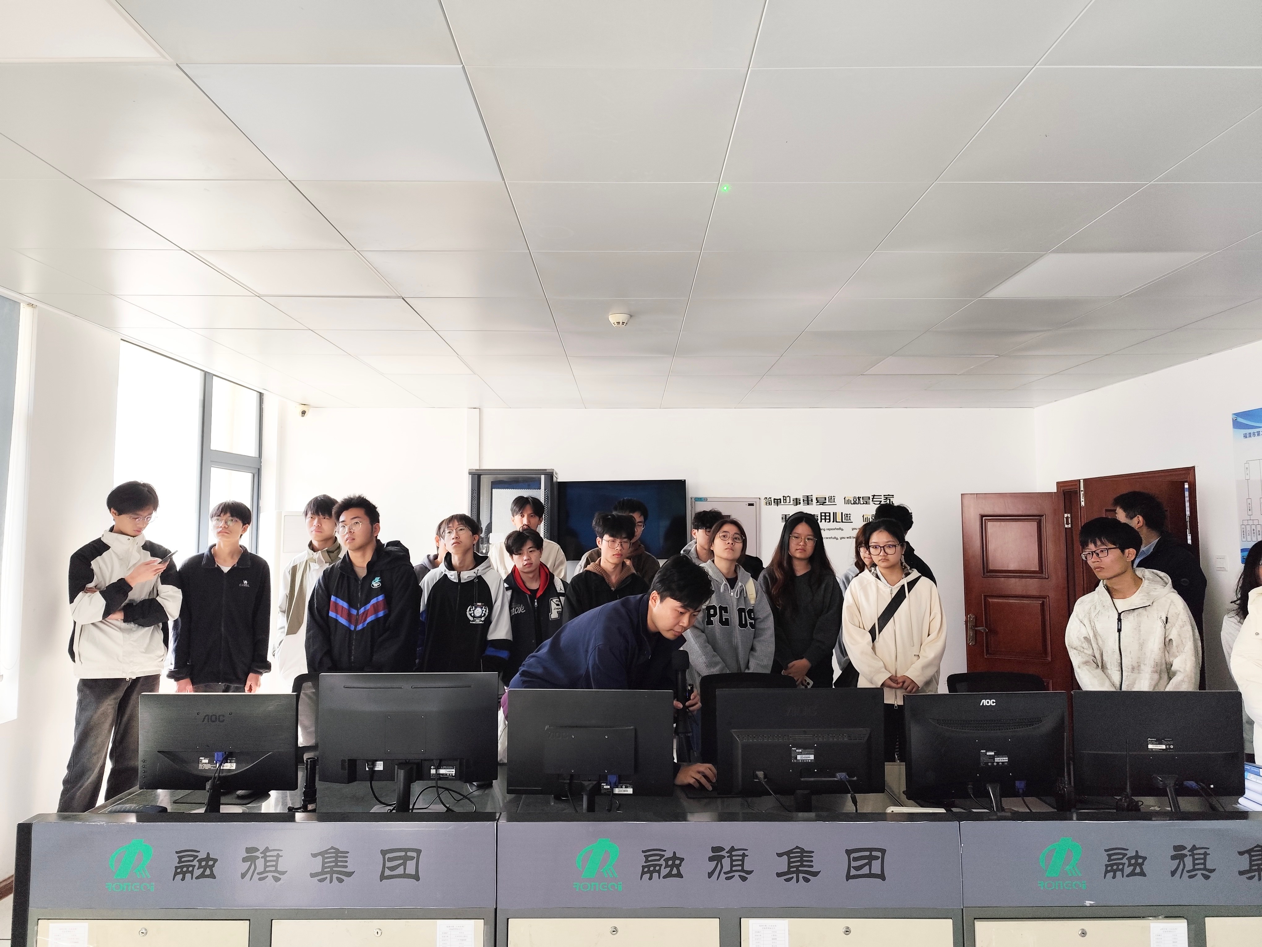 1764925945.jpg 微信图片_20251205105610_943_77.jpg